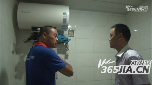 完美平台（中国）售后正在为刘师傅讲解电热水器的安全使用规范